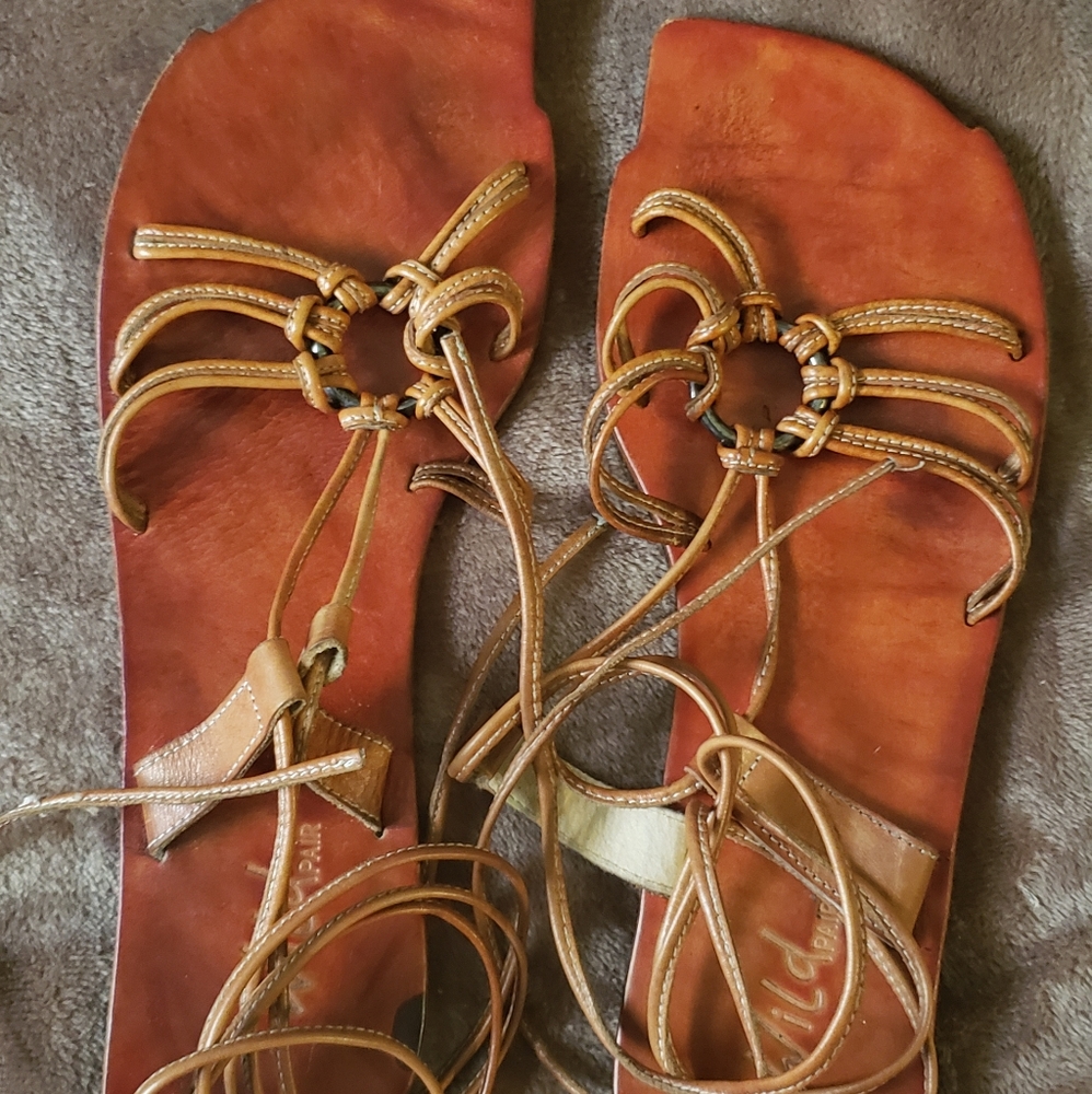 Leaf form sandals
